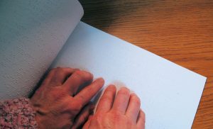foto persona leyendo en braille