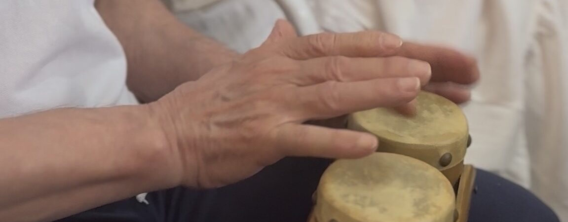 Manos tocando un tambor
